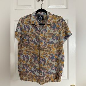 Men’s causal printed button up